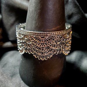 Chloe & Isabel Queen's Lace Cuff